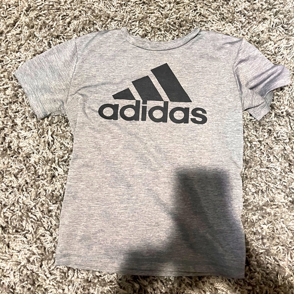 Adidas small kids t shirt. Send offers! Comment your questions!